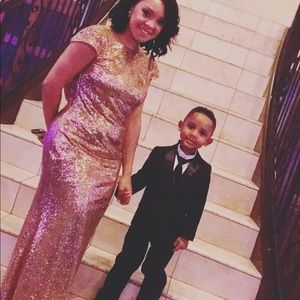 BEAUTIFUL GOLD SEQUINED DRESS!